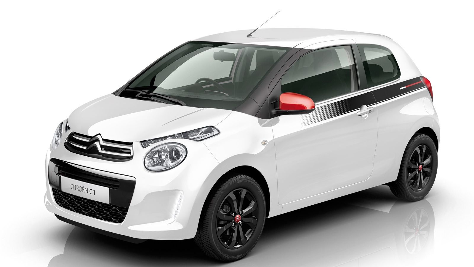 Μαύρες ζάντες αλουμινίου 15 ιντσών, σκουρόχρωμες πινελιές και κόκκινα καπάκια των καθρεπτών κάνουν το Citroen C1 Furio να ξεχωρίζει